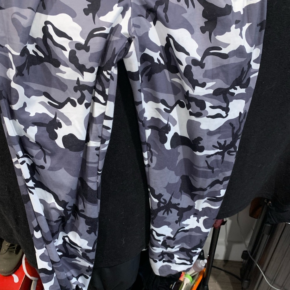 Camouflaged cropped pants